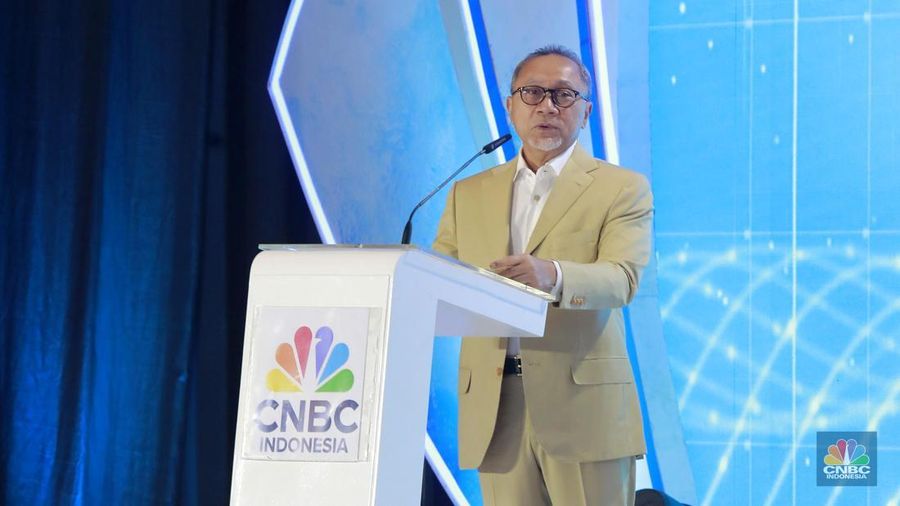 Menteri Koordinator Bidang Pangan RI, Zulkifli Hasan (Zulhas) memberikan sambutan dalam acara CNBC Indonesia Economic Outlook 2025 di Hotel Westin, Jakarta, Rabu (26/2/2025). (CNBC Indonesia/Muhammad Sabki)