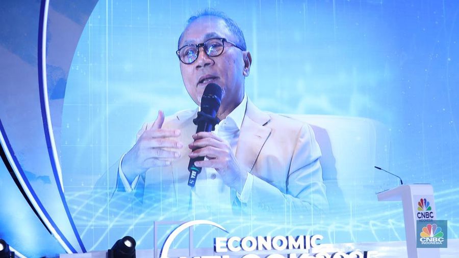 Menteri Koordinator Bidang Pangan RI, Zulkifli Hasan (Zulhas) menyampaikan pemaparan dalam acara CNBC Indonesia Economic Outlook 2025 di Hotel Westin, Jakarta, Rabu (26/2/2025). (CNBC Indonesia/Tri Susilo)