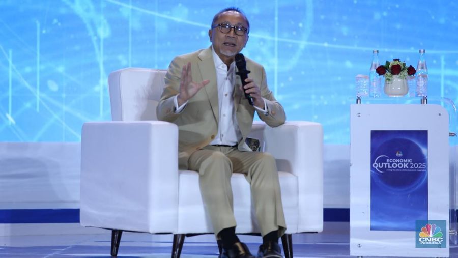 Menteri Koordinator Bidang Pangan RI, Zulkifli Hasan (Zulhas) menyampaikan pemaparan dalam acara CNBC Indonesia Economic Outlook 2025 di Hotel Westin, Jakarta, Rabu (26/2/2025). (CNBC Indonesia/Tri Susilo)
