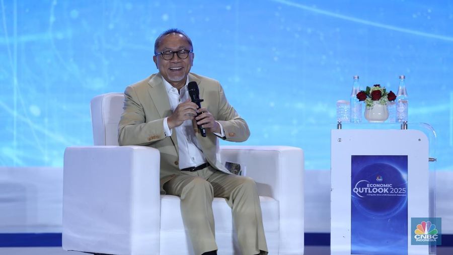 Menteri Koordinator Bidang Pangan RI, Zulkifli Hasan (Zulhas) menyampaikan pemaparan dalam acara CNBC Indonesia Economic Outlook 2025 di Hotel Westin, Jakarta, Rabu (26/2/2025). (CNBC Indonesia/Tri Susilo)