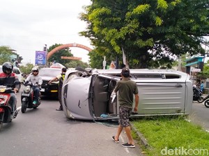 Dihantam Ninja, Mobil Avanza Terguling di Palur Karanganyar