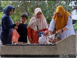 Makam Ngagel Surabaya Mulai Ramai Warga Nyekar Jelang Ramadan
