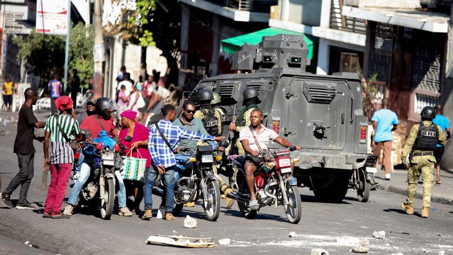 Penduduk lingkungan Delmas 30 meninggalkan rumah mereka karena kekerasan geng, di Port-au-Prince, Haiti, 25 Februari 2025. (REUTERS/Jean Feguens Regala)