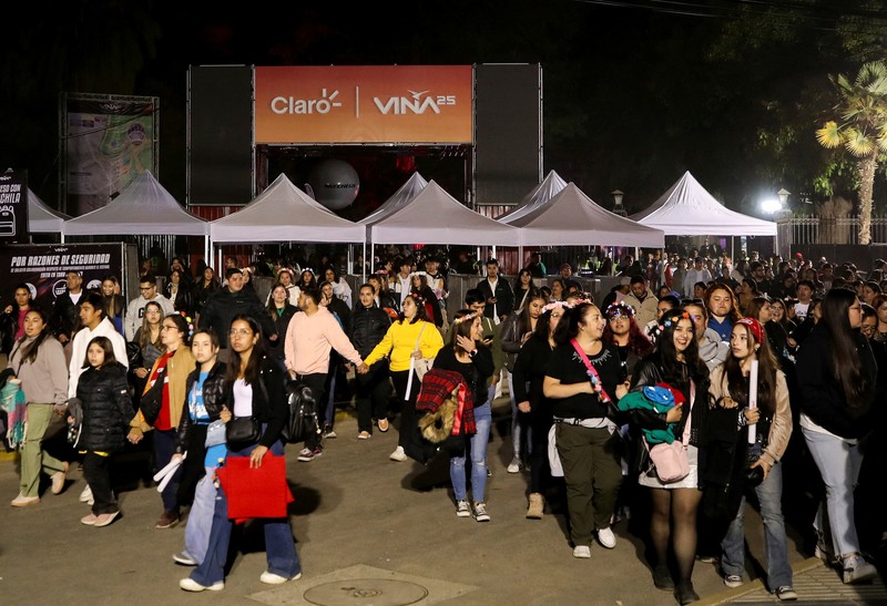 Petugas polisi mengatur lalu lintas saat terjadi pemadaman listrik di Vina del Mar, Cile, 25 Februari 2025. Petugas polisi mengatur lalu lintas saat terjadi pemadaman listrik di Vina del Mar, Cile, 25 Februari 2025. (REUTERS/Rodrigo Garrido)