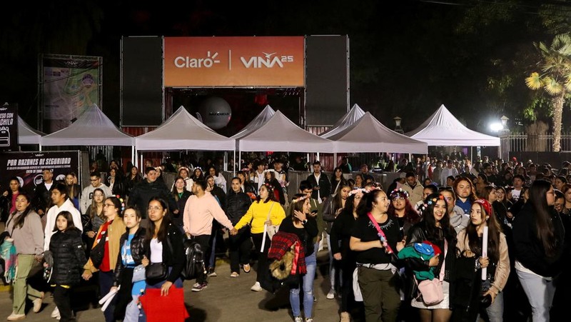 Petugas polisi mengatur lalu lintas saat terjadi pemadaman listrik di Vina del Mar, Cile, 25 Februari 2025. (REUTERS/Rodrigo Garrido)