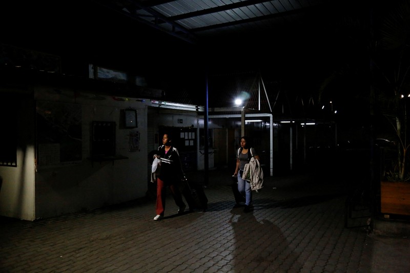 Petugas polisi mengatur lalu lintas saat terjadi pemadaman listrik di Vina del Mar, Cile, 25 Februari 2025. (REUTERS/Rodrigo Garrido)