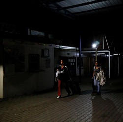 Negara Kaya Dihantam Krisis Listrik, Kota Gelap Gulita-Tambang Lumpuh