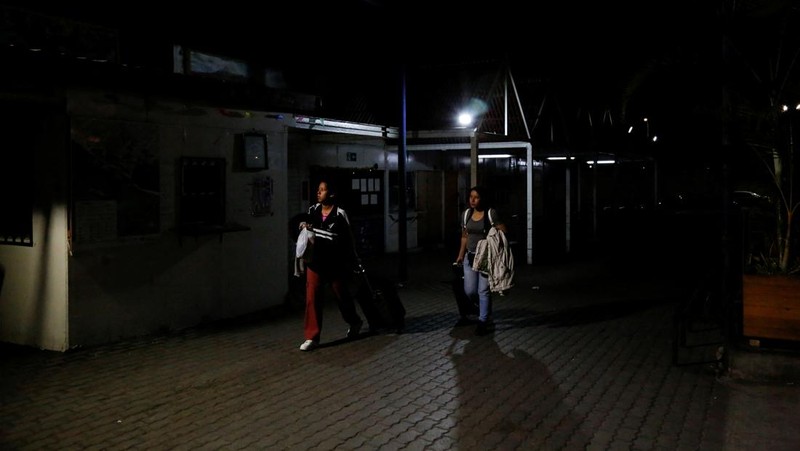 Petugas polisi mengatur lalu lintas saat terjadi pemadaman listrik di Vina del Mar, Cile, 25 Februari 2025. (REUTERS/Rodrigo Garrido)