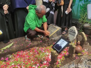 Video: Suasana Haru Pemakaman Legenda Sepak Bola Bejo Sugiantoro