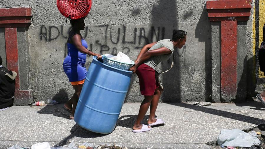 Penduduk lingkungan Delmas 30 meninggalkan rumah mereka karena kekerasan geng, di Port-au-Prince, Haiti, 25 Februari 2025. (REUTERS/Jean Feguens Regala)