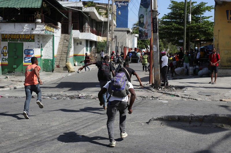 Penduduk lingkungan Delmas 30 meninggalkan rumah mereka karena kekerasan geng, di Port-au-Prince, Haiti, 25 Februari 2025. Penduduk lingkungan Delmas 30 meninggalkan rumah mereka karena kekerasan geng, di Port-au-Prince, Haiti, 25 Februari 2025. (REUTERS/Jean Feguens Regala)