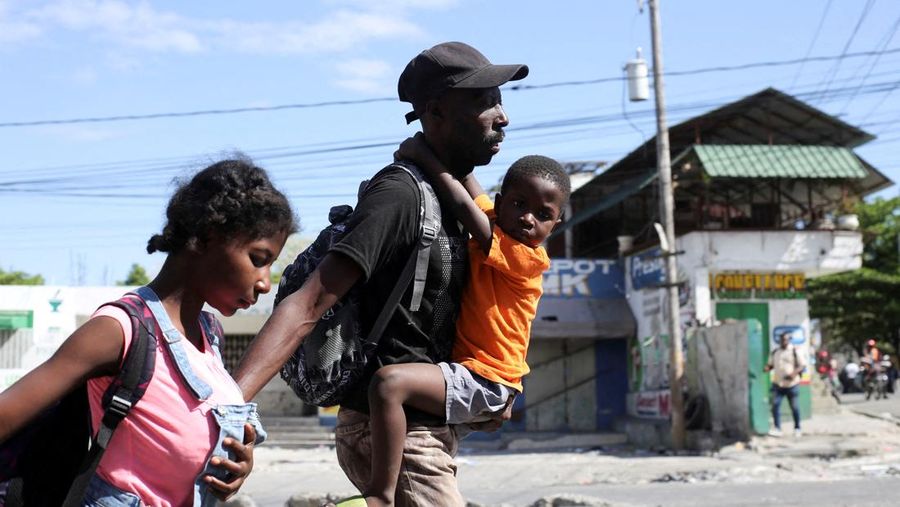 Penduduk lingkungan Delmas 30 meninggalkan rumah mereka karena kekerasan geng, di Port-au-Prince, Haiti, 25 Februari 2025. (REUTERS/Jean Feguens Regala)