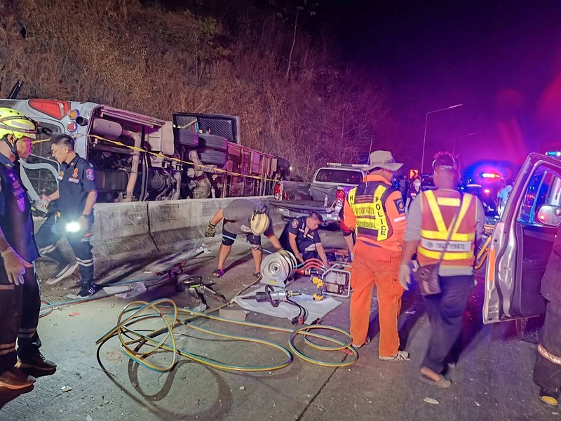 Setidaknya 18 orang tewas dan 23 lainnya luka-luka dalam kecelakaan bus wisata di Thailand timur pada Rabu (26/2/2025). (Tangkapan Layar Video Reuters/)