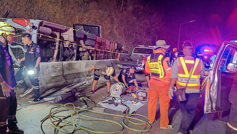 Setidaknya 18 orang tewas dan 23 lainnya luka-luka dalam kecelakaan bus wisata di Thailand timur pada Rabu (26/2/2025). (Tangkapan Layar Video Reuters/)