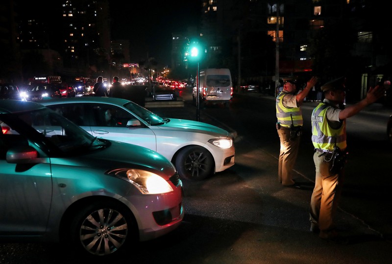 Petugas polisi mengatur lalu lintas saat terjadi pemadaman listrik di Vina del Mar, Cile, 25 Februari 2025. Petugas polisi mengatur lalu lintas saat terjadi pemadaman listrik di Vina del Mar, Cile, 25 Februari 2025. (REUTERS/Rodrigo Garrido)