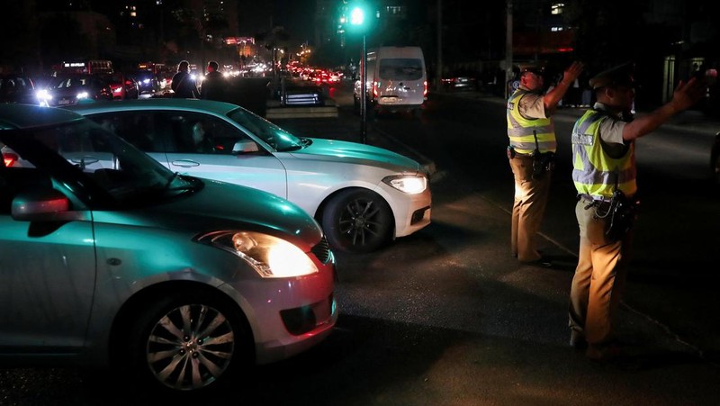 Petugas polisi mengatur lalu lintas saat terjadi pemadaman listrik di Vina del Mar, Cile, 25 Februari 2025. (REUTERS/Rodrigo Garrido)