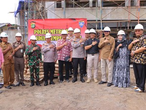 Polisi Beri Sumbangan 100 Sak Semen untuk Pembangunan Gereja di Bekasi