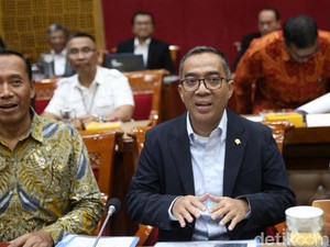 Disorot DPR, Mendiktisaintek Batasi Mahasiswa Baru PTN hingga Juli