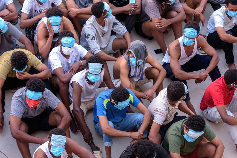 Ribuan warga negara asing yang dibebaskan dari pusat operasi penipuan online dan diperdagangkan terjebak dalam ketidakpastian di Myawaddy, Myanmar, Rabu (26/2/2025). (REUTERS/Stringer)