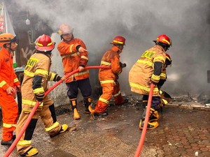 15 Jam Berlalu, Damkar Masih Tangani Kebakaran Gudang di Jakbar