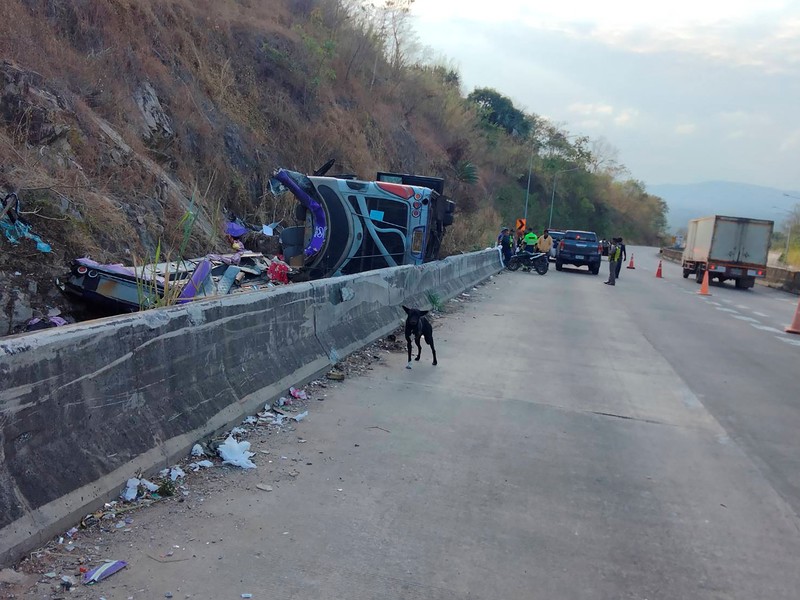 Setidaknya 18 orang tewas dan 23 lainnya luka-luka dalam kecelakaan bus wisata di Thailand timur pada Rabu (26/2/2025). Setidaknya 18 orang tewas dan 23 lainnya luka-luka dalam kecelakaan bus wisata di Thailand timur pada Rabu (26/2/2025). (Tangkapan Layar Video Reuters/)