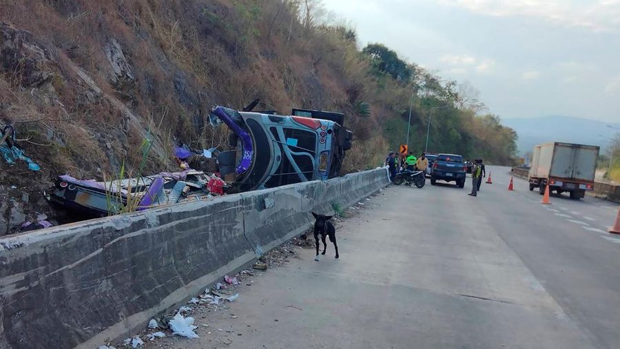 Setidaknya 18 orang tewas dan 23 lainnya luka-luka dalam kecelakaan bus wisata di Thailand timur pada Rabu (26/2/2025). (Tangkapan Layar Video Reuters/)