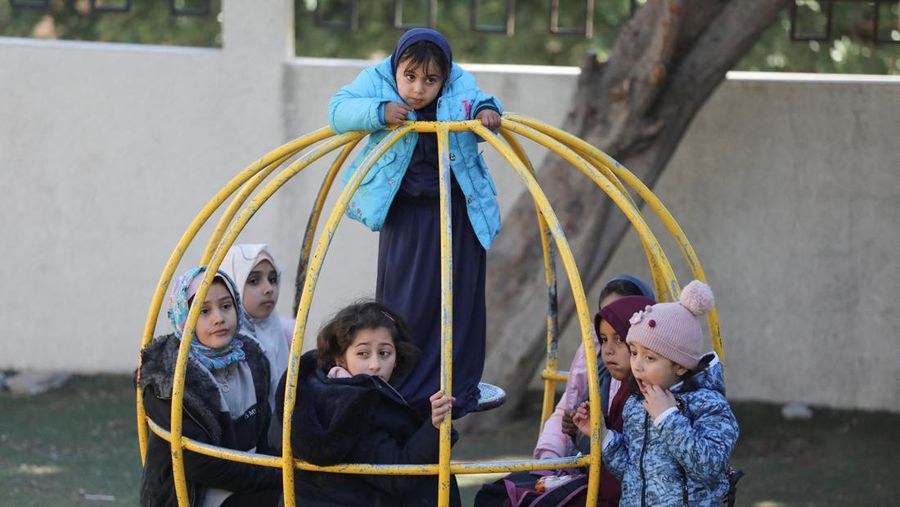 Anak-anak Palestina kembali sekolah saat tahun ajaran baru dimiulai di Jalur Gaza, Selasa (25/2/2025). (REUTERS/Dawoud Abu Alkas)