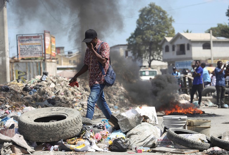 Penduduk lingkungan Delmas 30 meninggalkan rumah mereka karena kekerasan geng, di Port-au-Prince, Haiti, 25 Februari 2025. Penduduk lingkungan Delmas 30 meninggalkan rumah mereka karena kekerasan geng, di Port-au-Prince, Haiti, 25 Februari 2025. (REUTERS/Jean Feguens Regala)