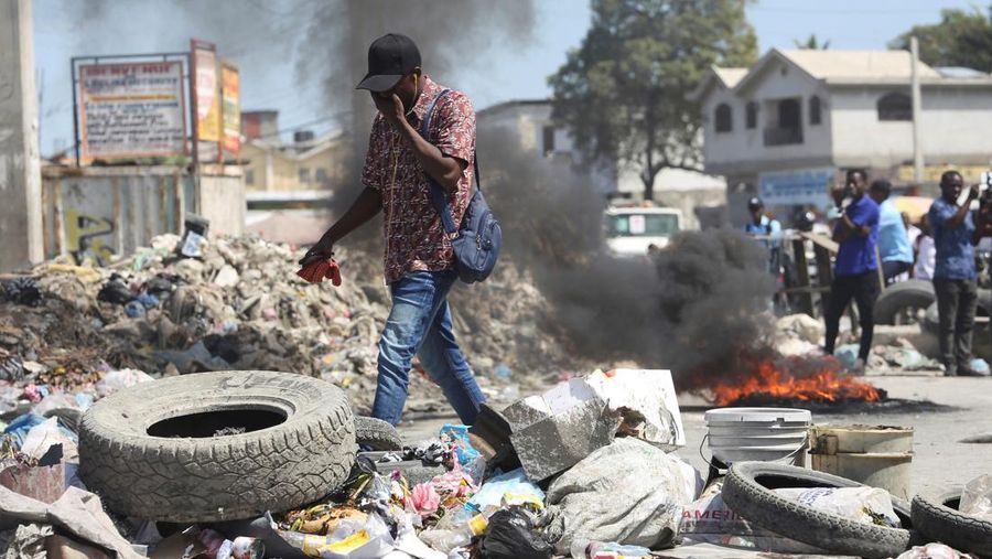 Penduduk lingkungan Delmas 30 meninggalkan rumah mereka karena kekerasan geng, di Port-au-Prince, Haiti, 25 Februari 2025. (REUTERS/Jean Feguens Regala)