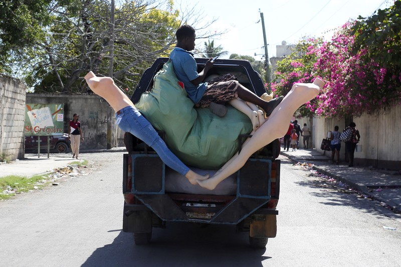 Penduduk lingkungan Delmas 30 meninggalkan rumah mereka karena kekerasan geng, di Port-au-Prince, Haiti, 25 Februari 2025. Penduduk lingkungan Delmas 30 meninggalkan rumah mereka karena kekerasan geng, di Port-au-Prince, Haiti, 25 Februari 2025. (REUTERS/Jean Feguens Regala)