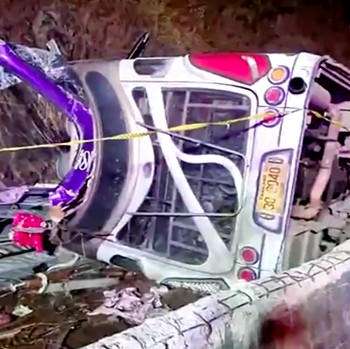 Detik-Detik Bus Rem Blong & Terguling, 18 Tewas-Puluhan Terluka
