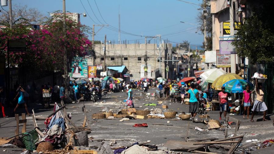 Penduduk lingkungan Delmas 30 meninggalkan rumah mereka karena kekerasan geng, di Port-au-Prince, Haiti, 25 Februari 2025. (REUTERS/Jean Feguens Regala)