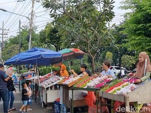 Berkah Penjual Bunga di Makam Ngagel Surabaya Jelang Ramadan