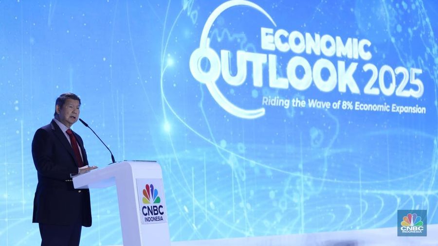 Utusan Khusus Presiden Bidang Iklim dan Energi, Hashim Djojohadikusumo memberikan sambutan dalam acara CNBC Indonesia Economic Outlook 2025 di Hotel Westin, Jakarta, Rabu (26/2/2025). (CNBC Indonesia/Tri Susilo)