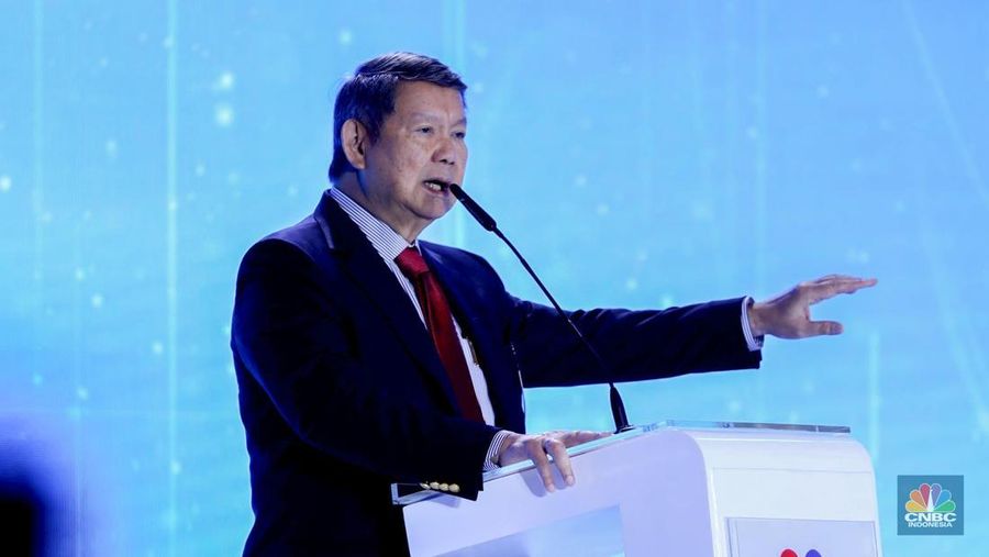 Utusan Khusus Presiden Bidang Iklim dan Energi, Hashim Djojohadikusumo memberikan sambutan dalam acara CNBC Indonesia Economic Outlook 2025 di Hotel Westin, Jakarta, Rabu (26/2/2025). (CNBC Indonesia/Tri Susilo)