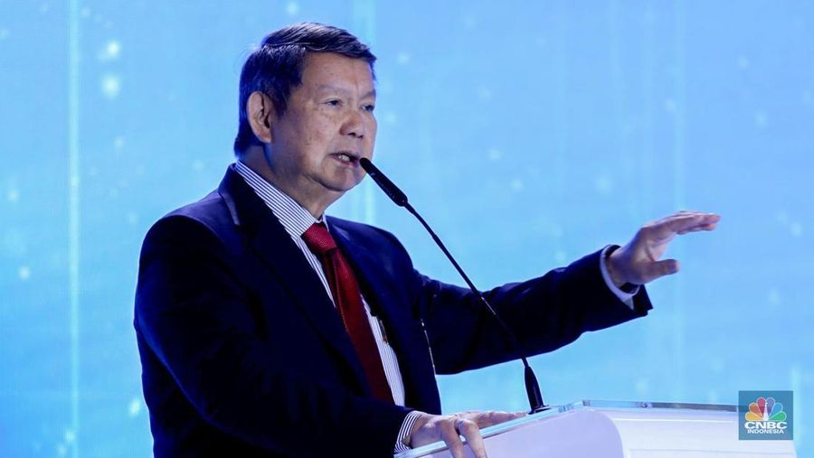 Utusan Khusus Presiden Bidang Iklim dan Energi, Hashim Djojohadikusumo memberikan sambutan dalam acara վ Economic Outlook 2025 di Hotel Westin, Jakarta, Rabu (26/2/2025). (վ/Tri Susilo)