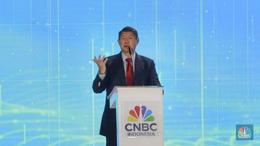 Utusan Khusus Presiden Bidang Iklim dan Energi, Hashim Djojohadikusumo memberikan sambutan dalam acara CNBC Indonesia Economic Outlook 2025 di Hotel Westin, Jakarta, Rabu (26/2/2025). (CNBC Indonesia/Muhammad Sabki)