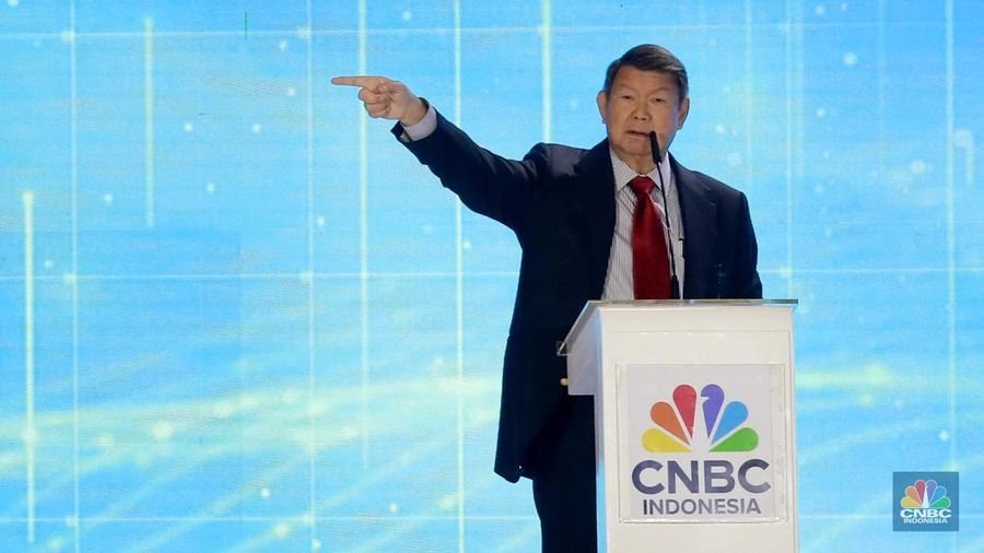 Utusan Khusus Presiden Bidang Iklim dan Energi, Hashim Djojohadikusumo memberikan sambutan dalam acara CNBC Indonesia Economic Outlook 2025 di Hotel Westin, Jakarta, Rabu (26/2/2025). (CNBC Indonesia/Muhammad Sabki)