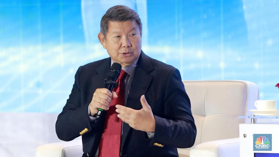 Utusan Khusus Presiden Bidang Iklim dan Energi, Hashim Djojohadikusumo menyampaikan pemaparan dalam acara CNBC Indonesia Economic Outlook 2025 di Hotel Westin, Jakarta, Rabu (26/2/2025). (CNBC Indonesia/Muhammad Sabki)