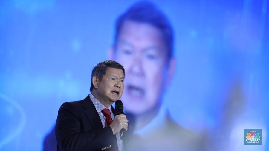 Utusan Khusus Presiden Bidang Iklim dan Energi, Hashim Djojohadikusumo menyampaikan pemaparan dalam acara CNBC Indonesia Economic Outlook 2025 di Hotel Westin, Jakarta, Rabu (26/2/2025). (CNBC Indonesia/Tri Susilo)