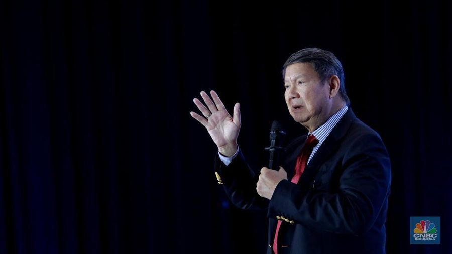 Utusan Khusus Presiden Bidang Iklim dan Energi, Hashim Djojohadikusumo menyampaikan pemaparan dalam acara CNBC Indonesia Economic Outlook 2025 di Hotel Westin, Jakarta, Rabu (26/2/2025). (CNBC Indonesia/Muhammad Sabki)