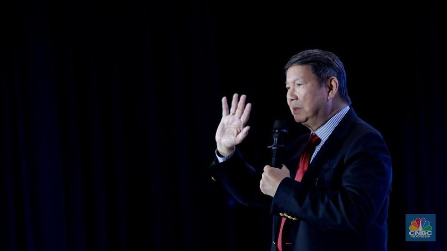 Utusan Khusus Presiden Bidang Iklim dan Energi, Hashim Djojohadikusumo menyampaikan pemaparan dalam acara CNBC Indonesia Economic Outlook 2025 di Hotel Westin, Jakarta, Rabu (26/2/2025). (CNBC Indonesia/Muhammad Sabki)