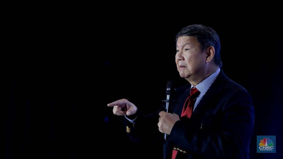 Utusan Khusus Presiden Bidang Iklim dan Energi, Hashim Djojohadikusumo menyampaikan pemaparan dalam acara CNBC Indonesia Economic Outlook 2025 di Hotel Westin, Jakarta, Rabu (26/2/2025). (CNBC Indonesia/Muhammad Sabki)