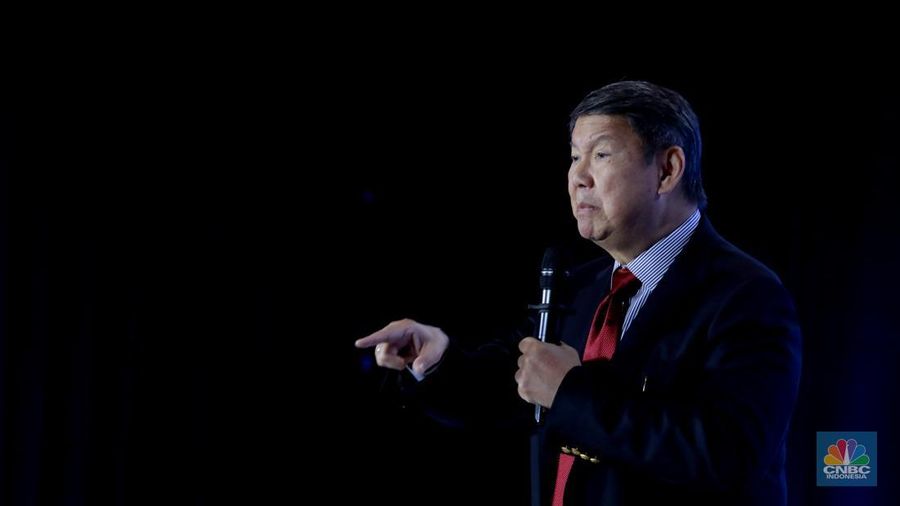 Utusan Khusus Presiden Bidang Iklim dan Energi, Hashim Djojohadikusumo menyampaikan pemaparan dalam acara CNBC Indonesia Economic Outlook 2025 di Hotel Westin, Jakarta, Rabu (26/2/2025). (CNBC Indonesia/Muhammad Sabki)