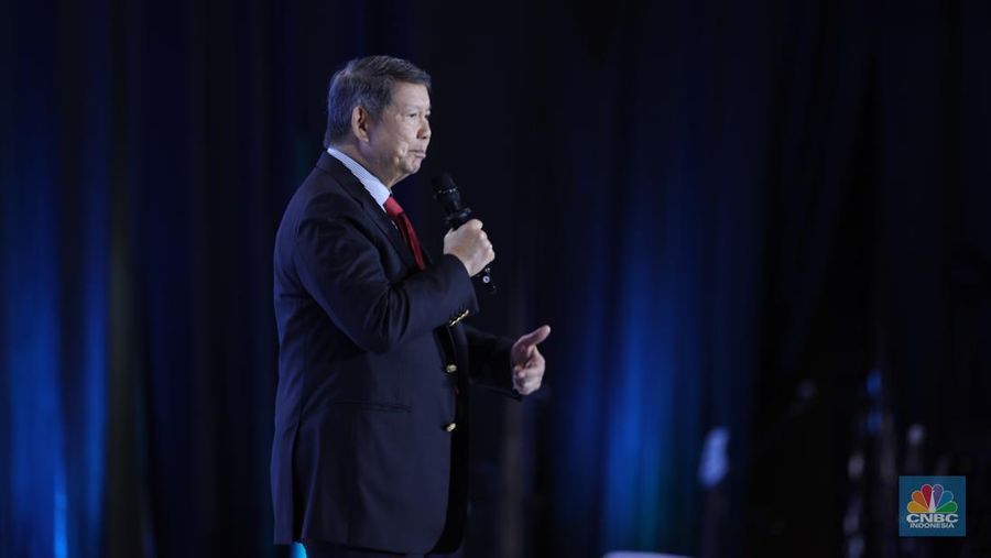 Utusan Khusus Presiden Bidang Iklim dan Energi, Hashim Djojohadikusumo menyampaikan pemaparan dalam acara CNBC Indonesia Economic Outlook 2025 di Hotel Westin, Jakarta, Rabu (26/2/2025). (CNBC Indonesia/Tri Susilo)