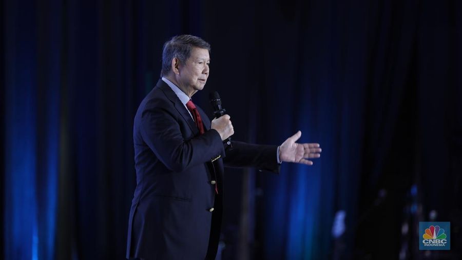 Utusan Khusus Presiden Bidang Iklim dan Energi, Hashim Djojohadikusumo menyampaikan pemaparan dalam acara CNBC Indonesia Economic Outlook 2025 di Hotel Westin, Jakarta, Rabu (26/2/2025). (CNBC Indonesia/Tri Susilo)