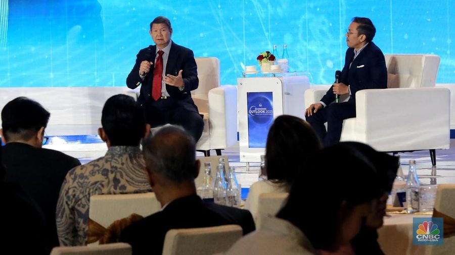 Utusan Khusus Presiden Bidang Iklim dan Energi, Hashim Djojohadikusumo menyampaikan pemaparan dalam acara CNBC Indonesia Economic Outlook 2025 di Hotel Westin, Jakarta, Rabu (26/2/2025). Utusan Khusus Presiden Bidang Iklim dan Energi, Hashim Djojohadikusumo menyampaikan pemaparan dalam acara CNBC Indonesia Economic Outlook 2025 di Hotel Westin, Jakarta, Rabu (26/2/2025). (CNBC Indonesia/Muhammad Sabki)