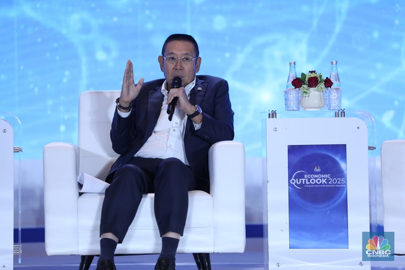 Menteri Investasi dan Hilirisasi / Kepala BKPM, Rosan Roeslani menyampaikan pemaparan dalam acara CNBC Indonesia Economic Outlook 2025 di Hotel Westin, Jakarta, Rabu (26/2/2025). (CNBC Indonesia/Muhammad Sabki)