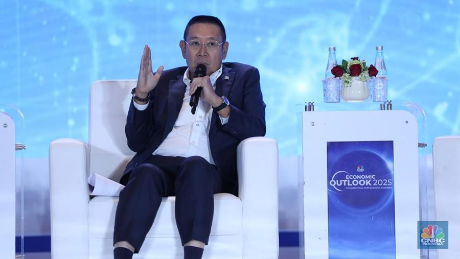 Menteri Investasi dan Hilirisasi / Kepala BKPM, Rosan Roeslani menyampaikan pemaparan dalam acara CNBC Indonesia Economic Outlook 2025 di Hotel Westin, Jakarta, Rabu (26/2/2025). (CNBC Indonesia/Muhammad Sabki)