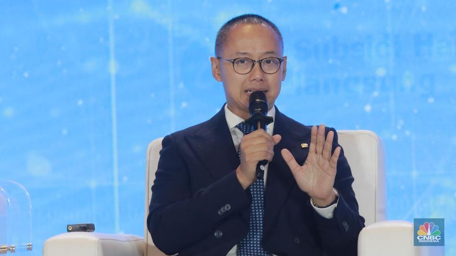 Wakil Ketua MPR RI dari Fraksi PAN Eddy Soeparno dalam acara CNBC Indonesia Economic Outlook 2025 di Hotel Westin, Jakarta, Rabu (26/2/2025). (CNBC Indonesia/Muhammad Sabki)